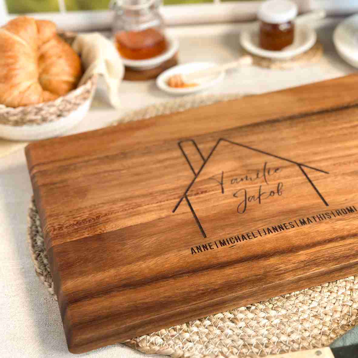 Schneidebrett Akazie Haus – personalisiert