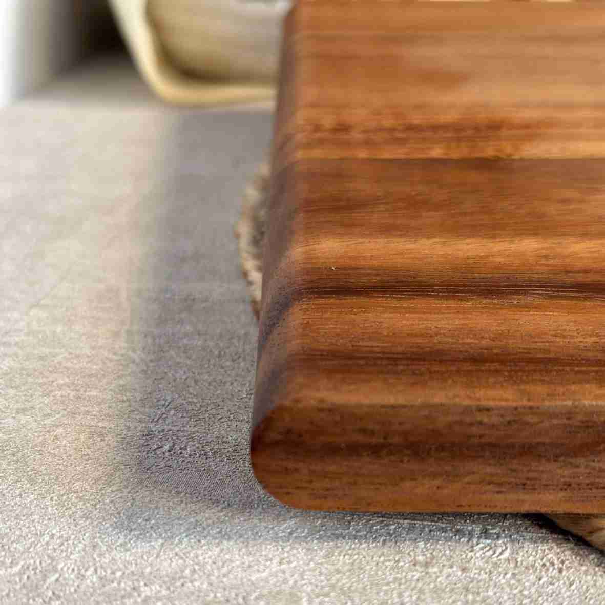 Personalisiertes Akazienholz-Schneidebrett mit Herzlinie, Gravur „Nancy & René“ und Datum 21.06.2025 in Frühstücksszene