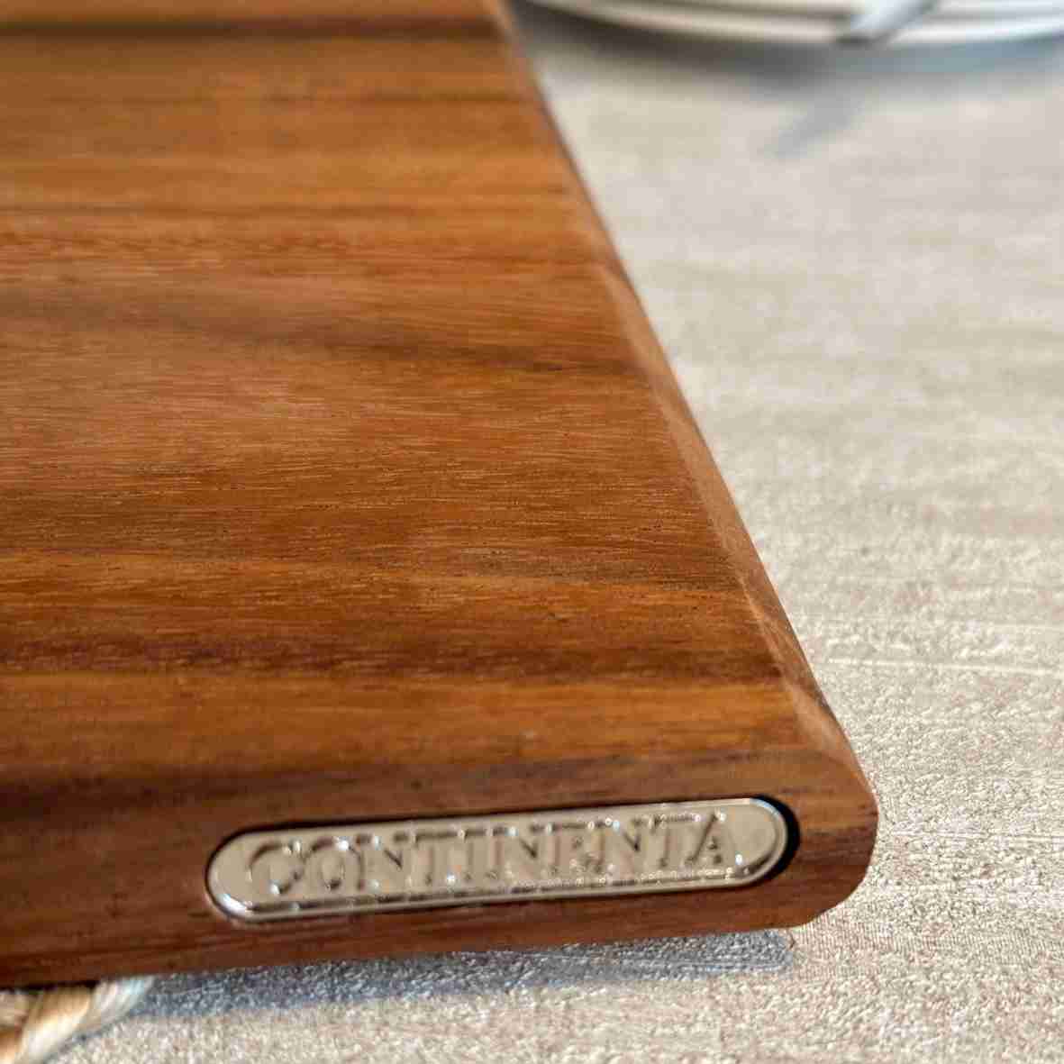 Personalisiertes Akazienholz-Schneidebrett mit Herzlinie, Gravur „Nancy & René“ und Datum 21.06.2025 in Frühstücksszene