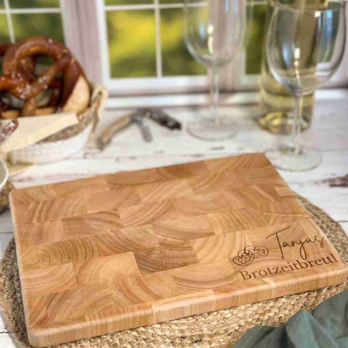 Personalisiertes Stirnholz Schneidebrett Brotzeitbrettl mit Gravur