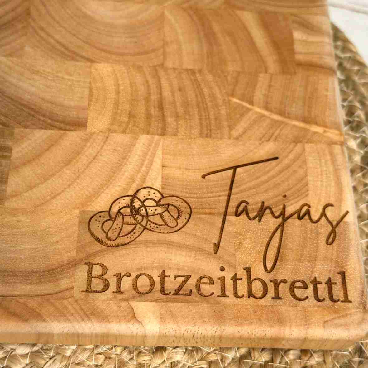 Personalisiertes Stirnholz Schneidebrett Brotzeitbrettl mit Gravur