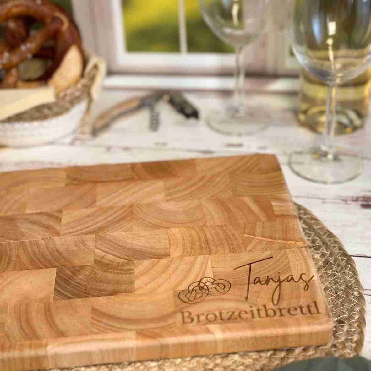 Personalisiertes Stirnholz Schneidebrett Brotzeitbrettl mit Gravur