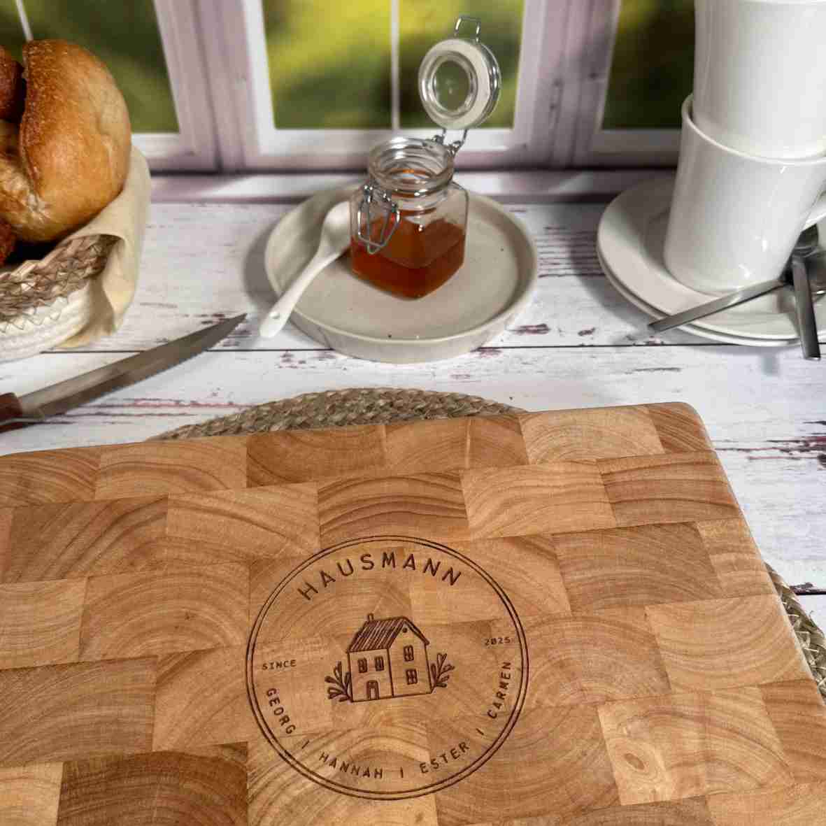 Personalisierte Schneidebrett aus Stirnholz mit Hausgravur und Familiennamen