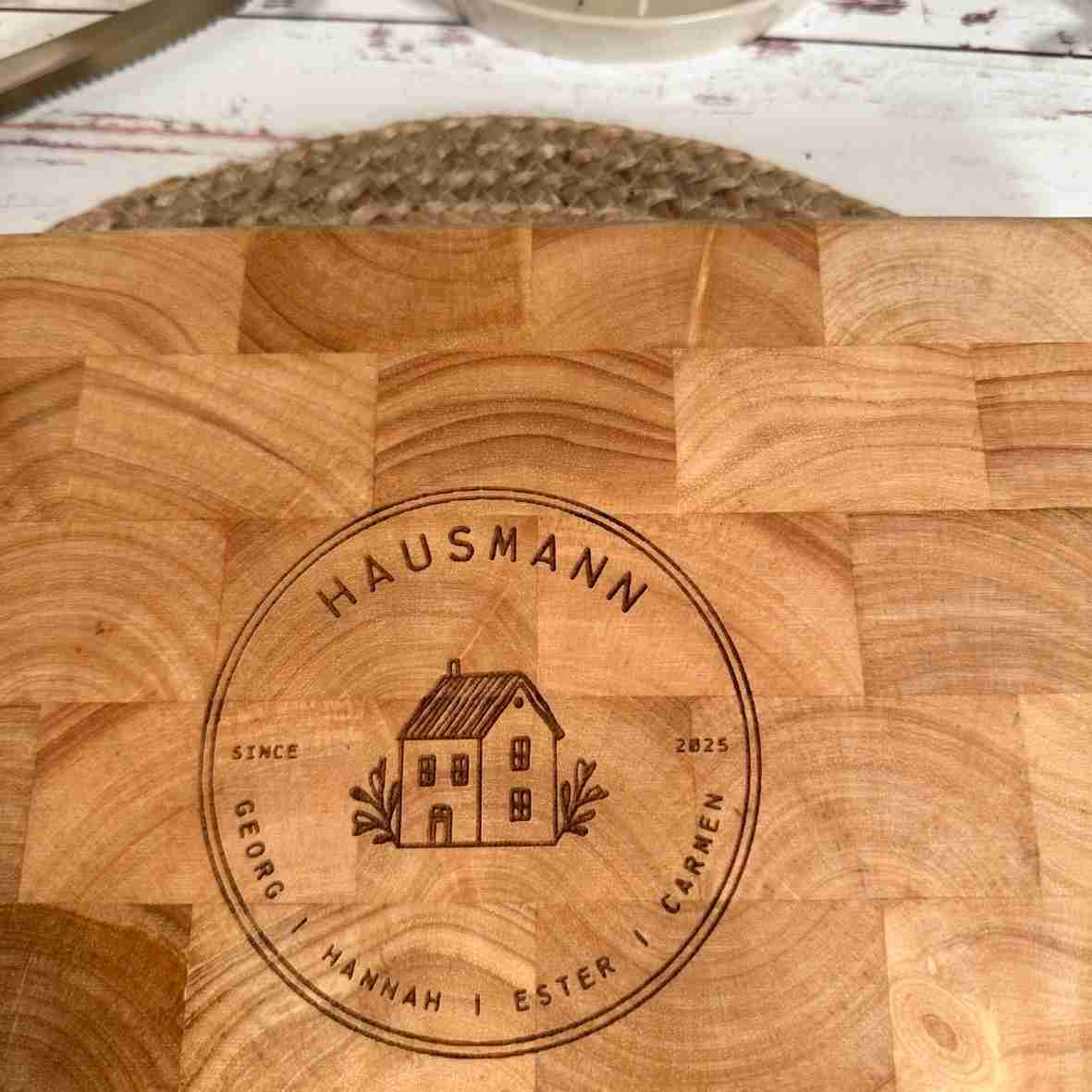 Personalisierte Schneidebrett aus Stirnholz mit Hausgravur und Familiennamen