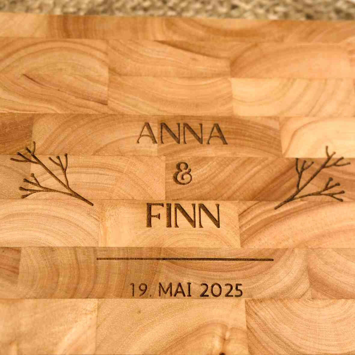 Personalisiertes Schneidebrett Stirnholz Hochzeit 2025 (1).