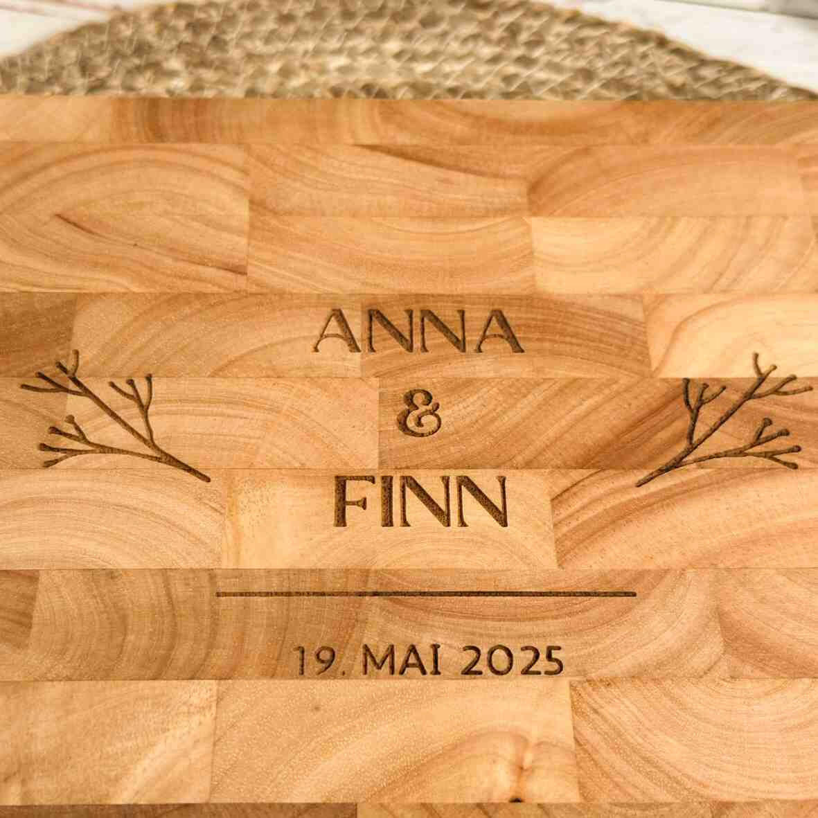 Personalisiertes Schneidebrett Stirnholz Hochzeit 2025 (1).