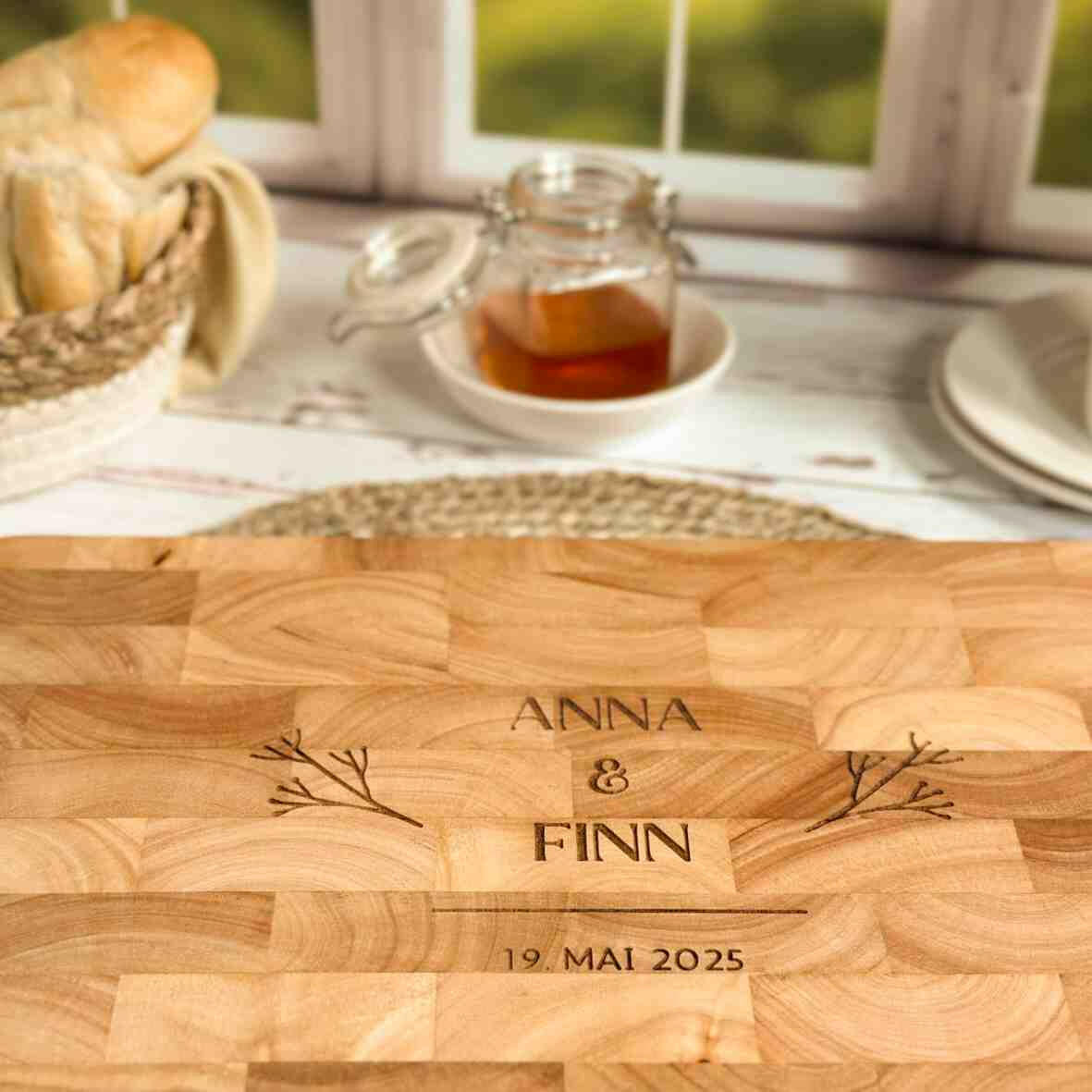 Personalisiertes Schneidebrett Stirnholz Hochzeit 2025 (1).