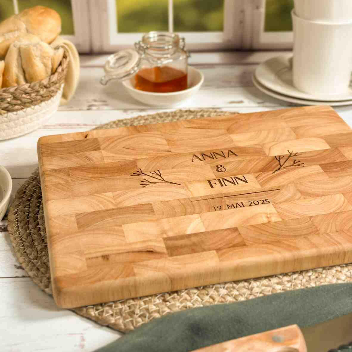 Personalisiertes Schneidebrett Stirnholz Hochzeit 2025 (1).