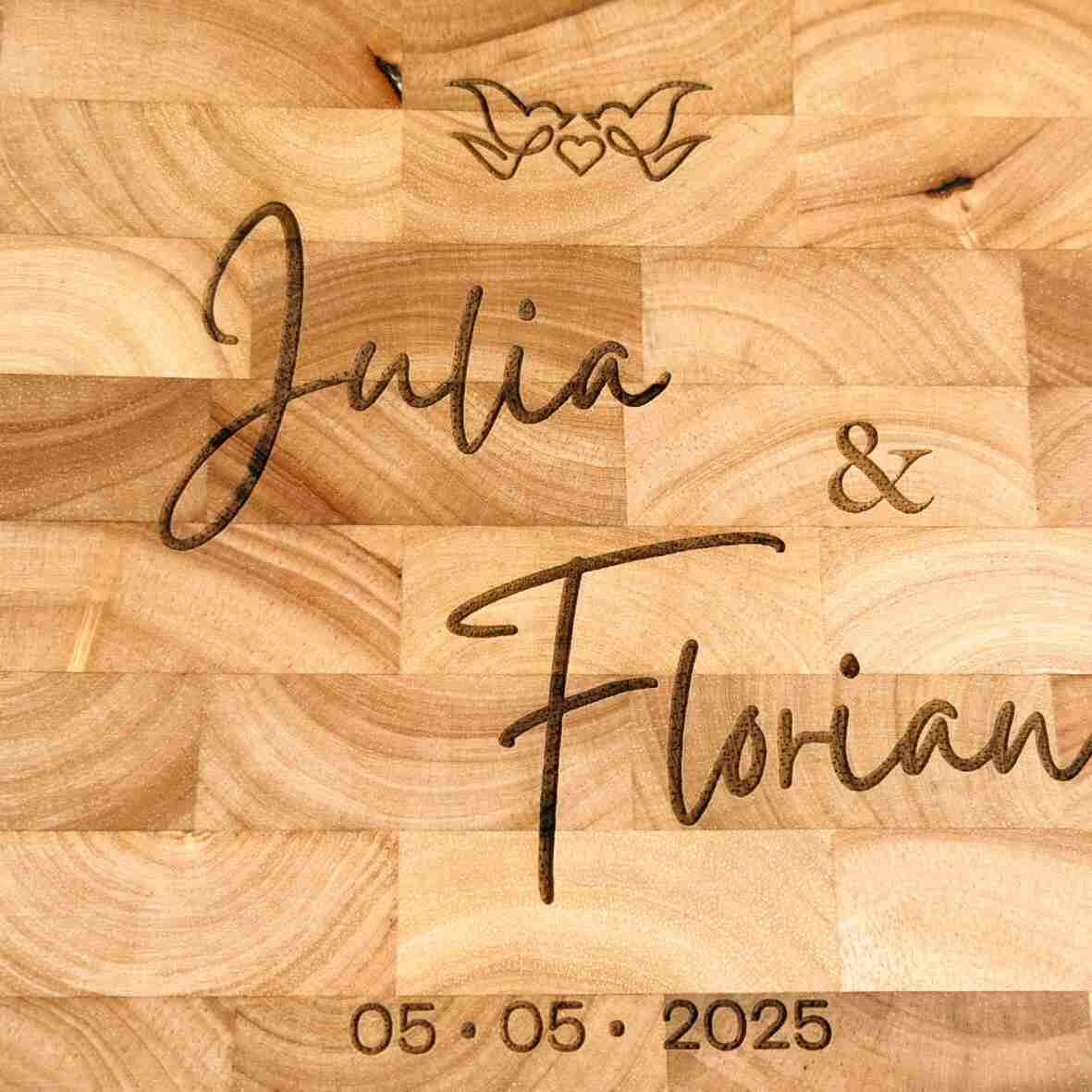 Personalisiertes Schneidebrett Stirnholz Hochzeit 2025 (2).