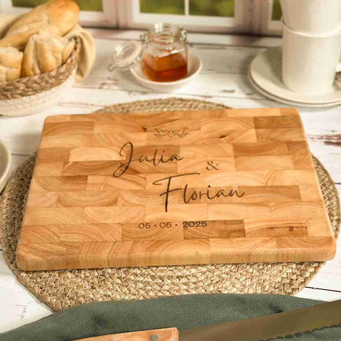 Personalisiertes Schneidebrett Stirnholz Hochzeit 2025 (2).