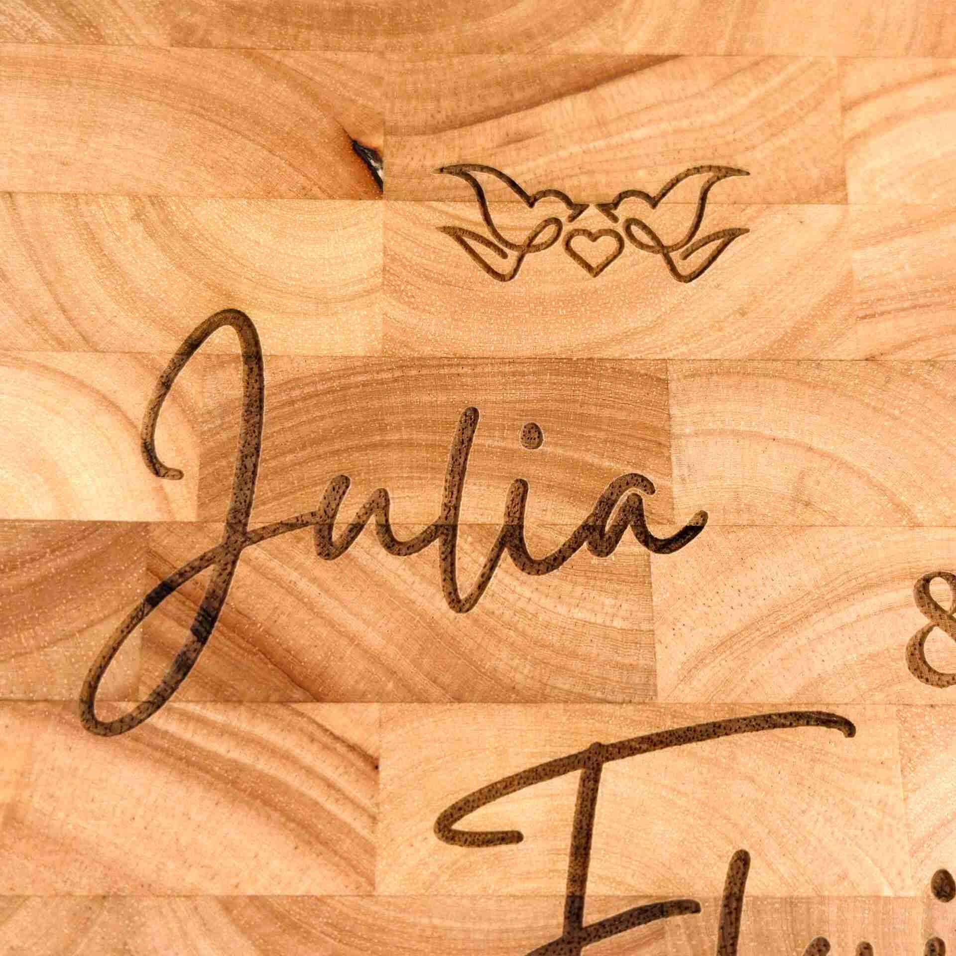 Personalisiertes Schneidebrett Stirnholz Hochzeit 2025 (2).