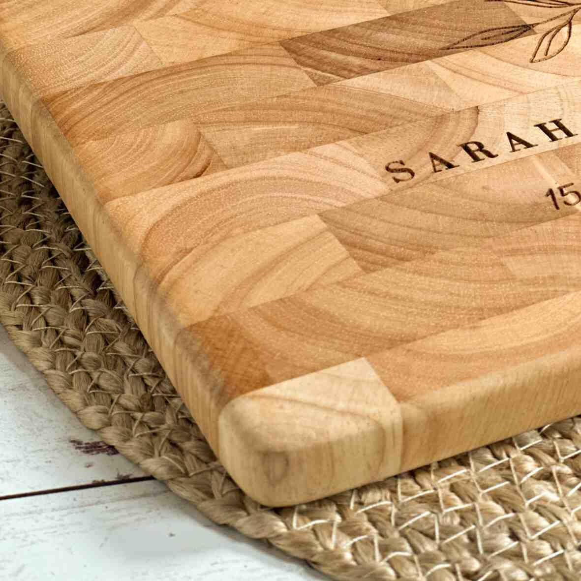 Personalisiertes Schneidebrett Stirnholz Hochzeit 2025 (3).