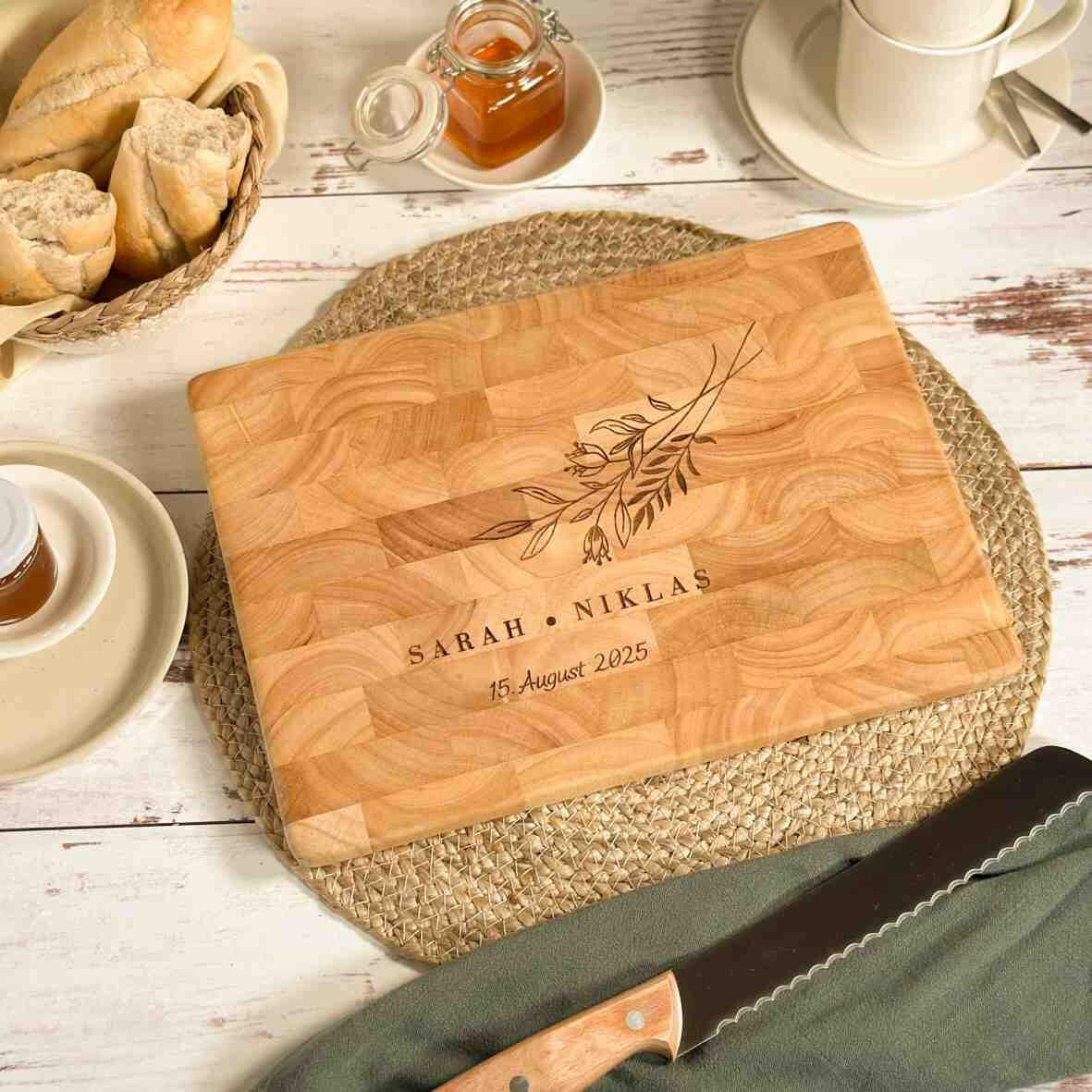 Personalisiertes Schneidebrett Stirnholz Hochzeit 2025 (3).