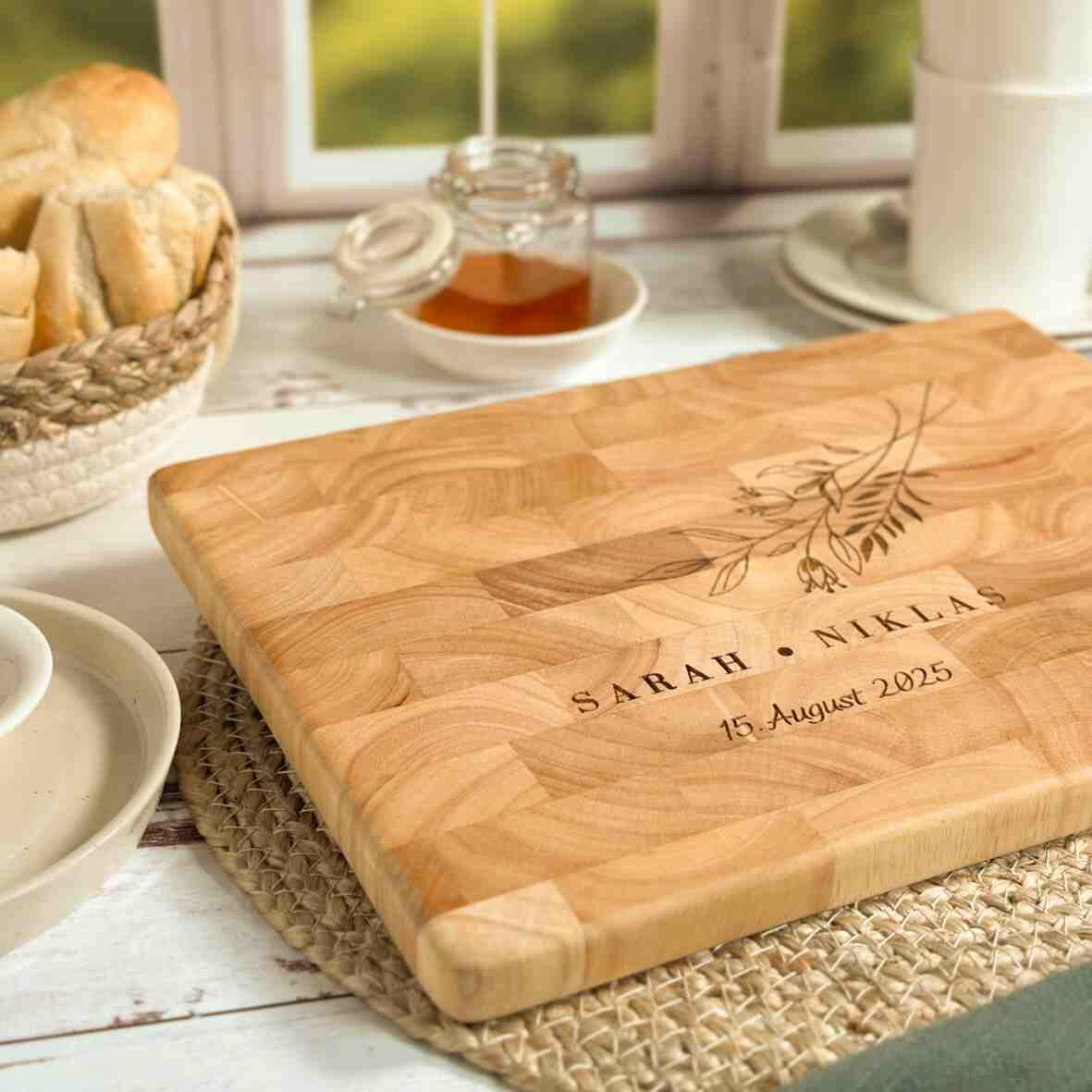 Personalisiertes Schneidebrett Stirnholz Hochzeit 2025 (3).