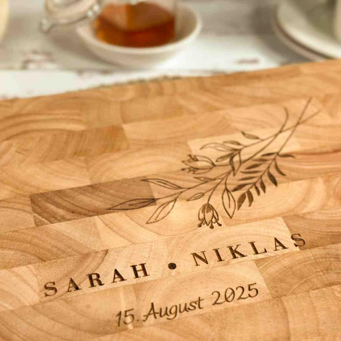 Personalisiertes Schneidebrett Stirnholz Hochzeit 2025 (3).