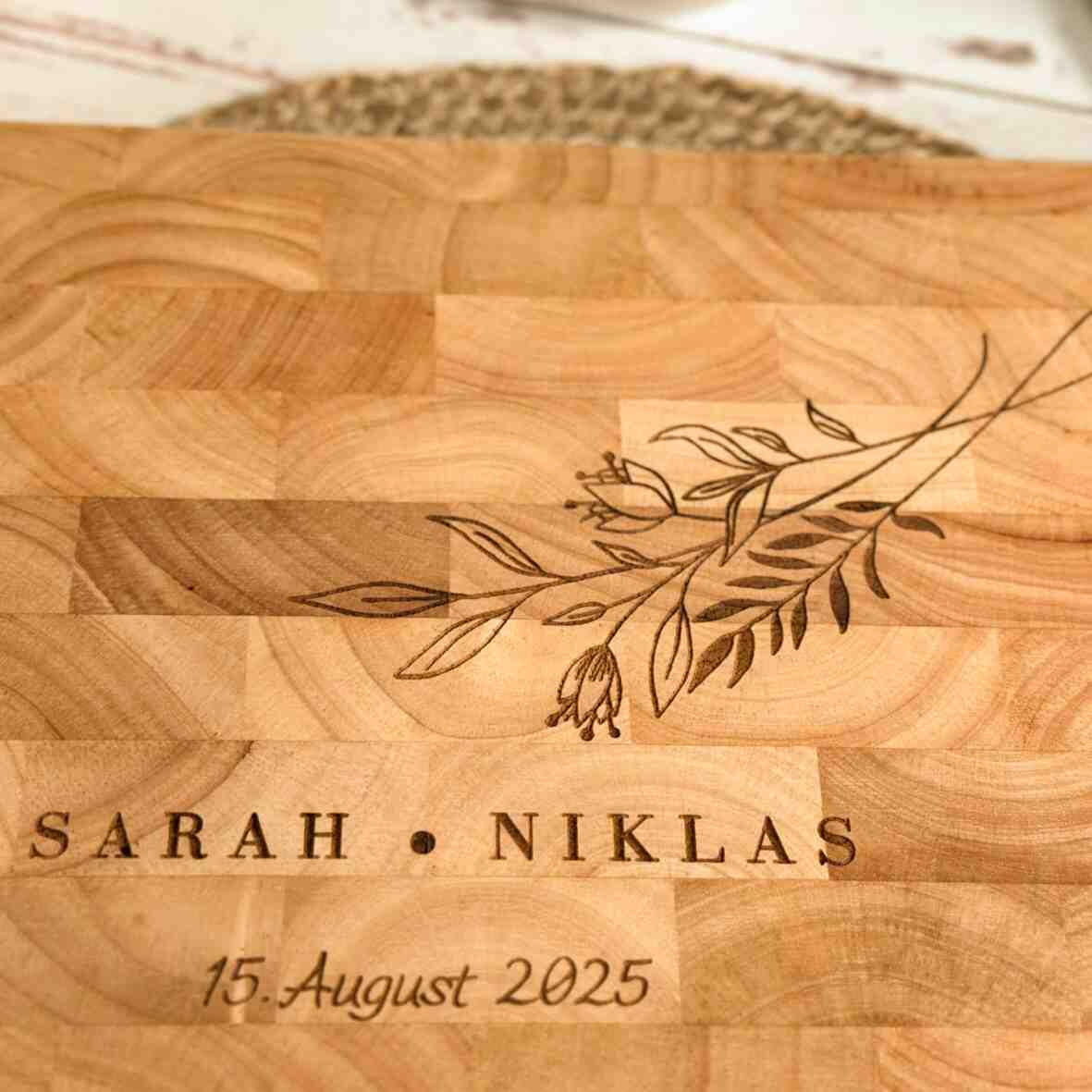 Personalisiertes Schneidebrett Stirnholz Hochzeit 2025 (3).