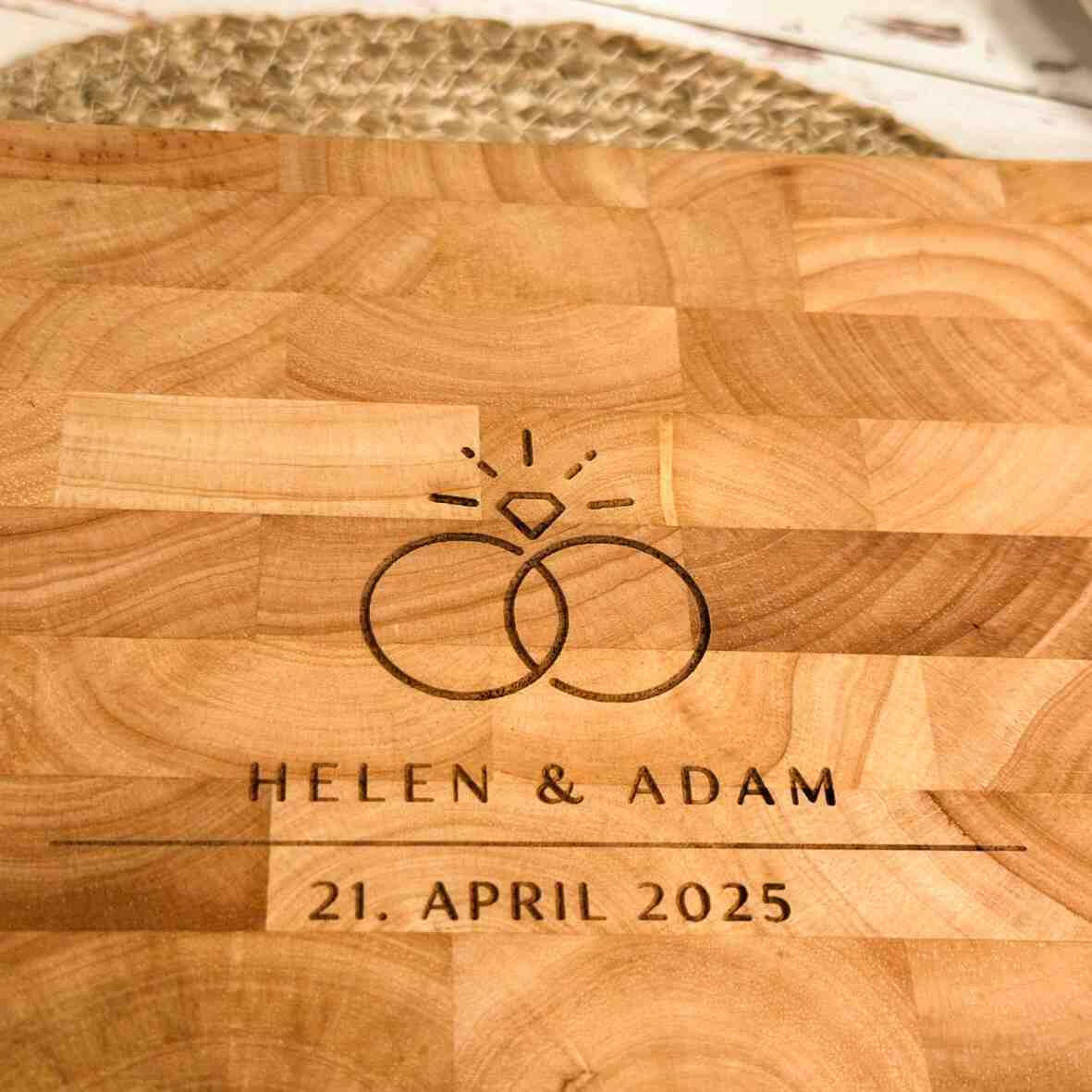 Personalisiertes Schneidebrett Stirnholz Hochzeit 2025 (4).