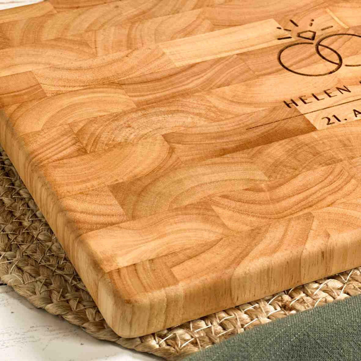 Personalisiertes Schneidebrett Stirnholz Hochzeit 2025 (4).
