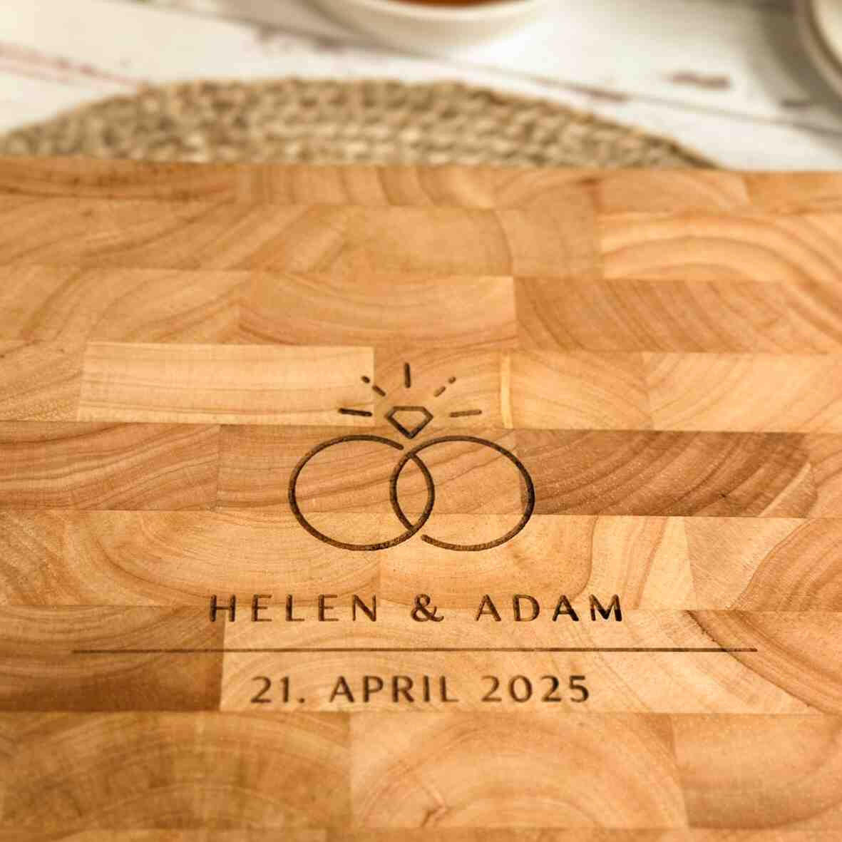 Personalisiertes Schneidebrett Stirnholz Hochzeit 2025 (4).