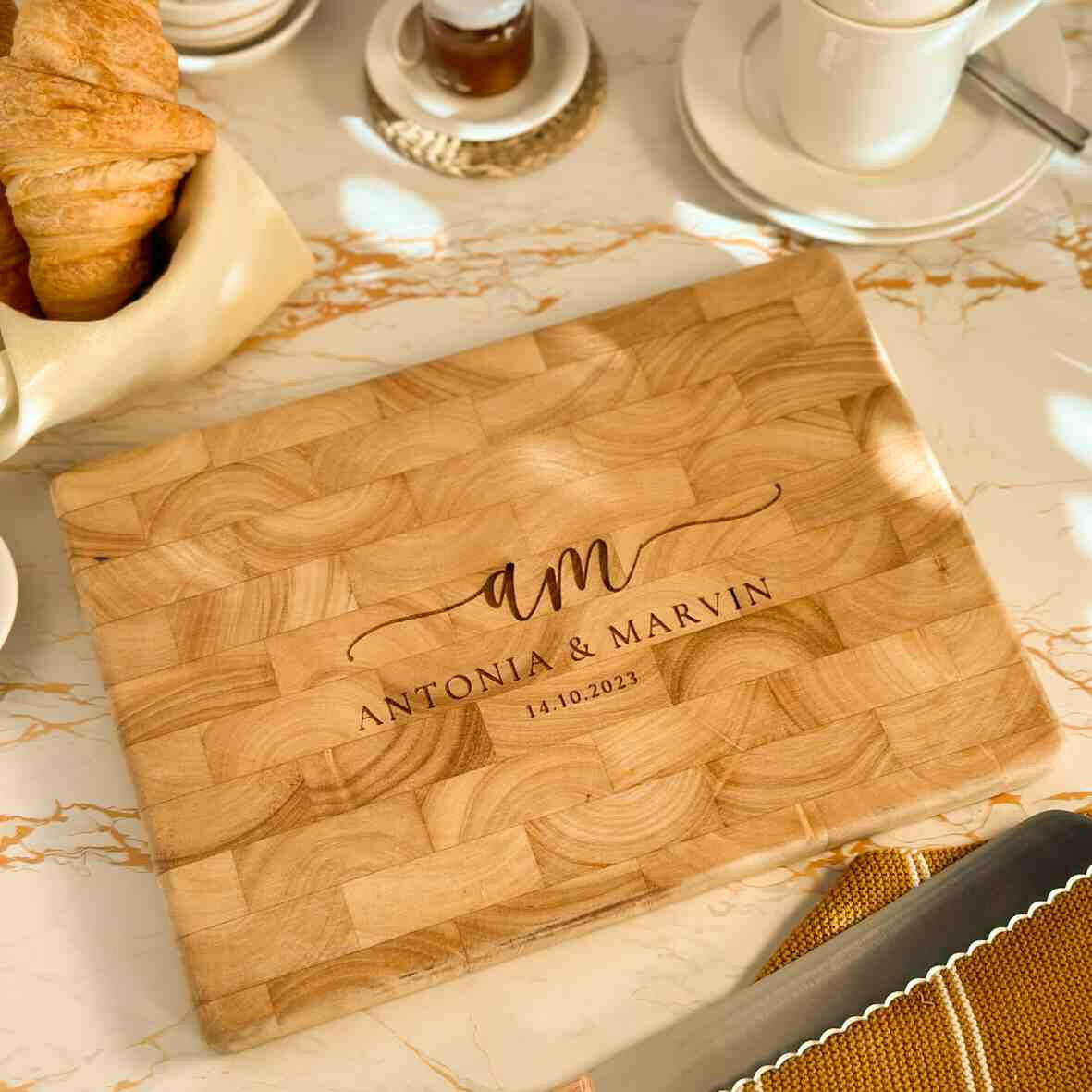 Personalisiertes Schneidebrett Stirnholz Initialen zur Hochzeit.
