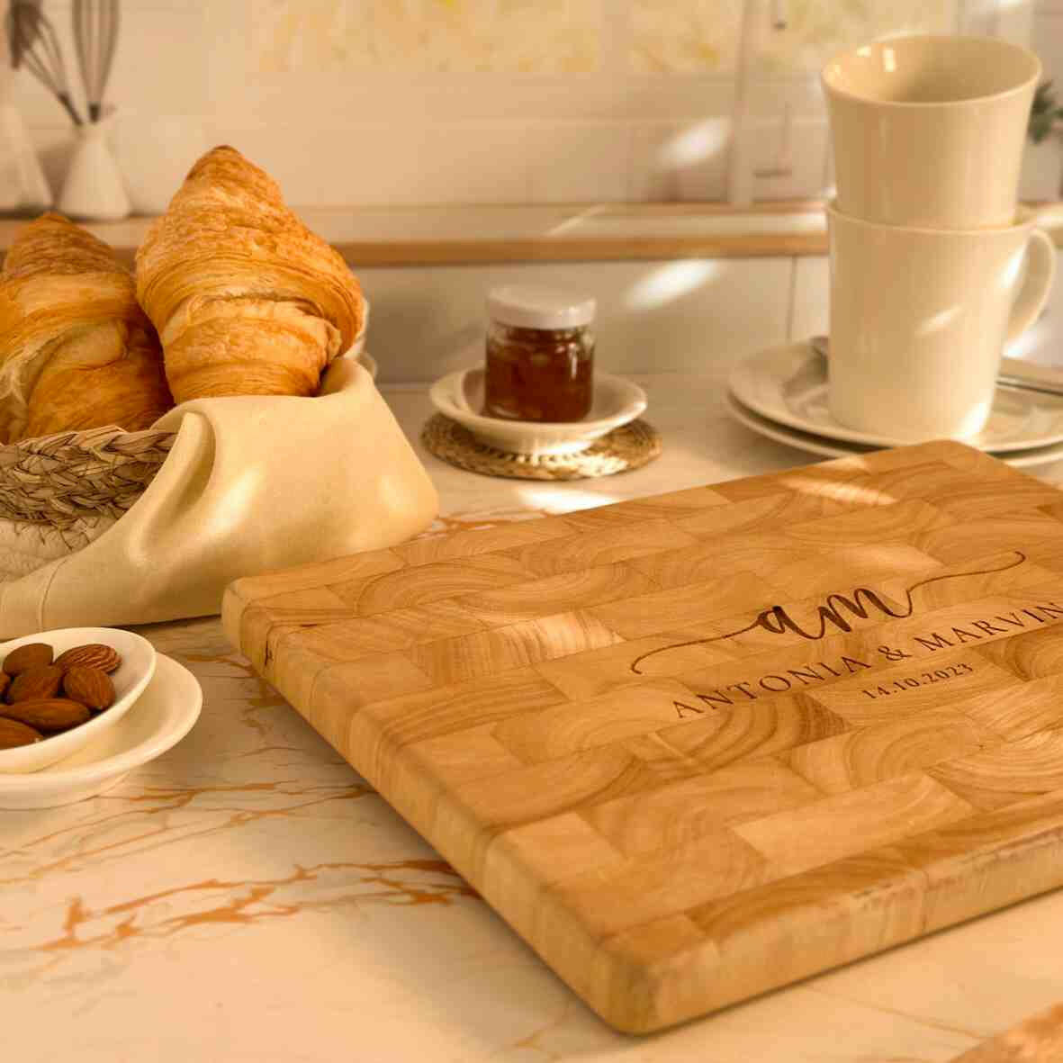 Personalisiertes Schneidebrett Stirnholz Initialen zur Hochzeit.