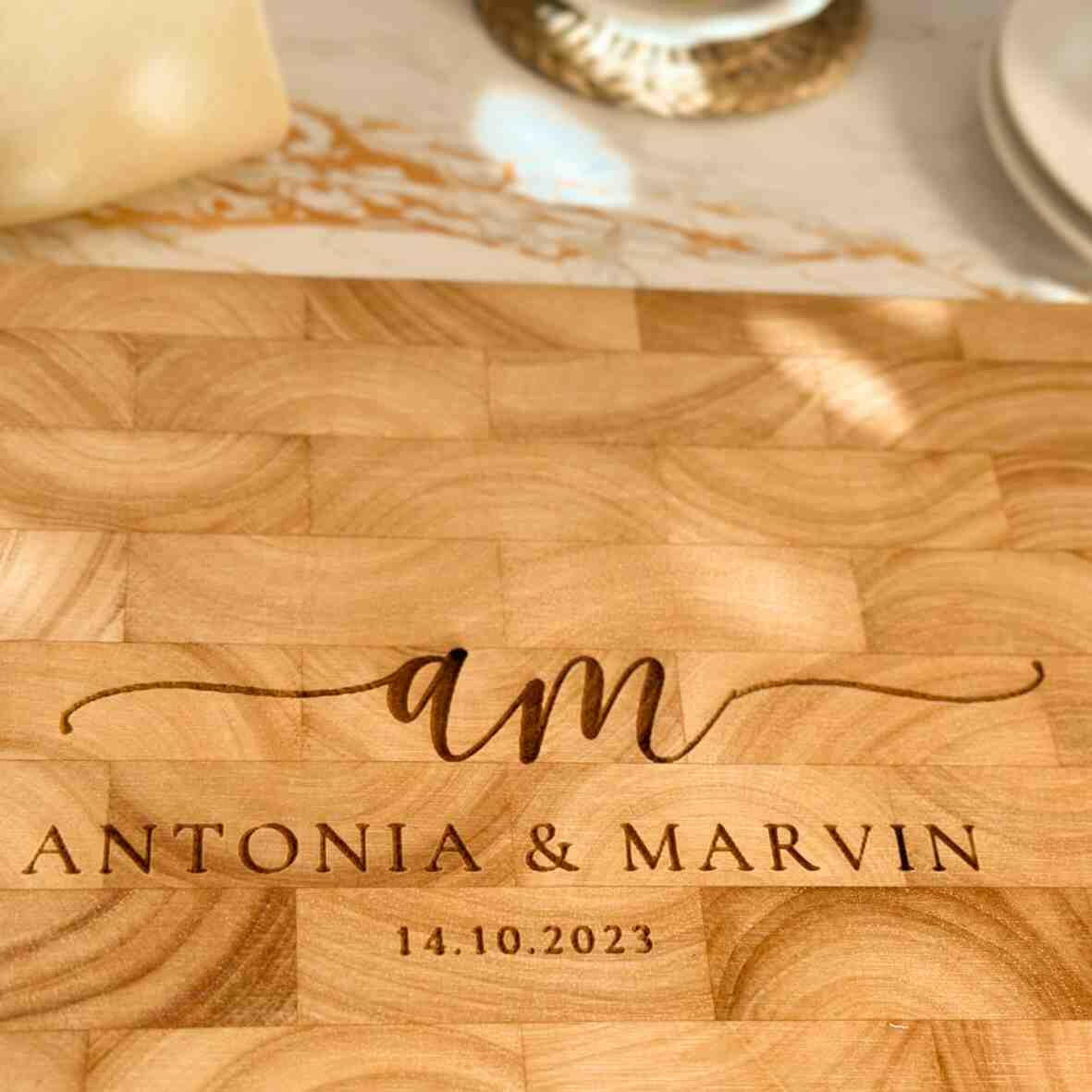 Personalisiertes Schneidebrett Stirnholz Initialen zur Hochzeit.