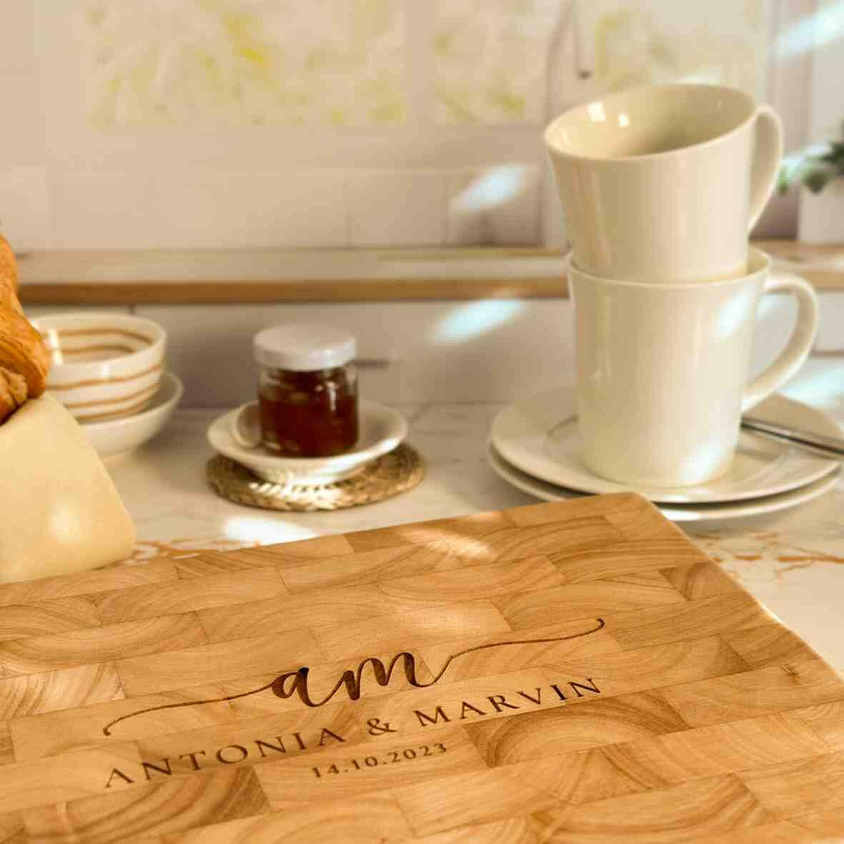 Personalisiertes Schneidebrett Stirnholz Initialen zur Hochzeit.