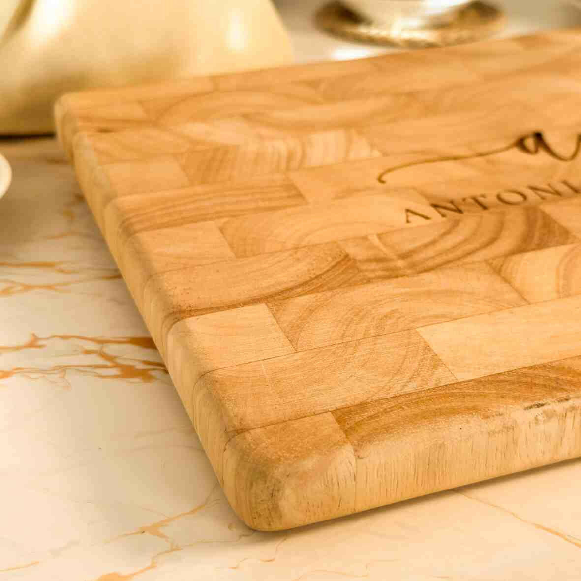 Personalisiertes Schneidebrett Stirnholz Initialen zur Hochzeit.