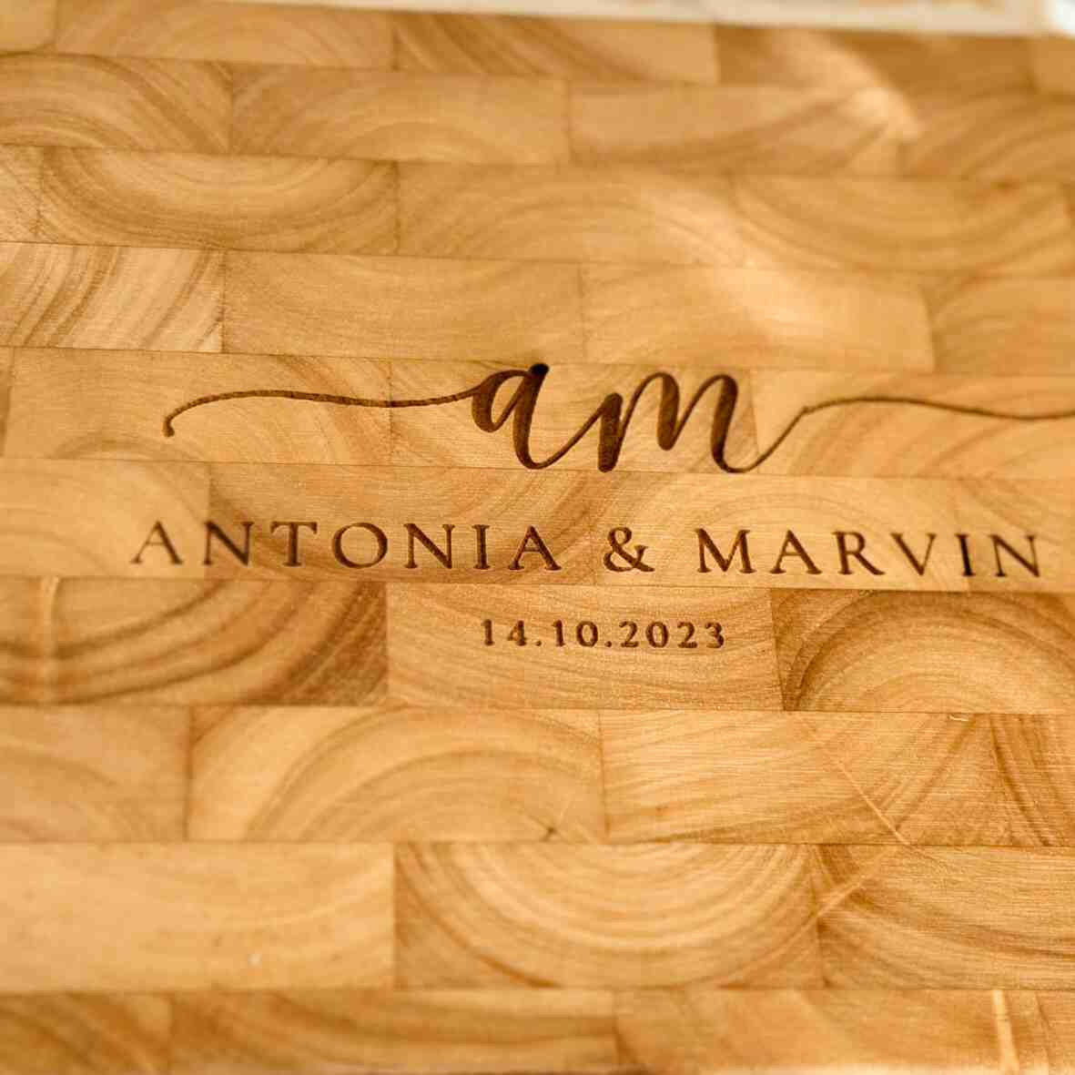 Personalisiertes Schneidebrett Stirnholz Initialen zur Hochzeit.