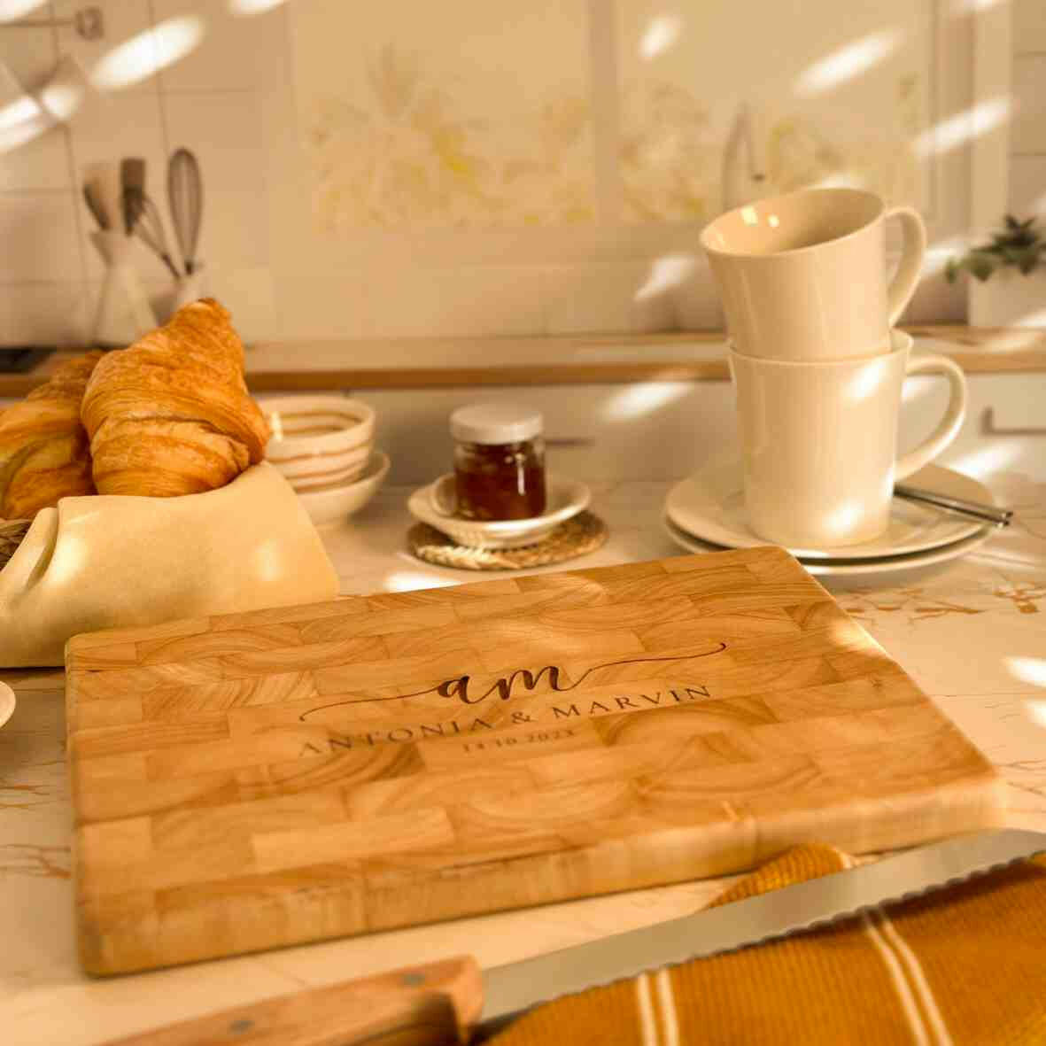 Personalisiertes Schneidebrett Stirnholz Initialen zur Hochzeit.
