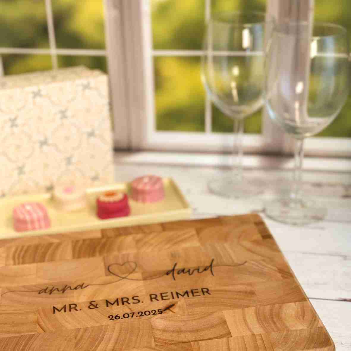 Graviertes Stirnholz-Schneidebrett mit Herz & Namen – personalisiert