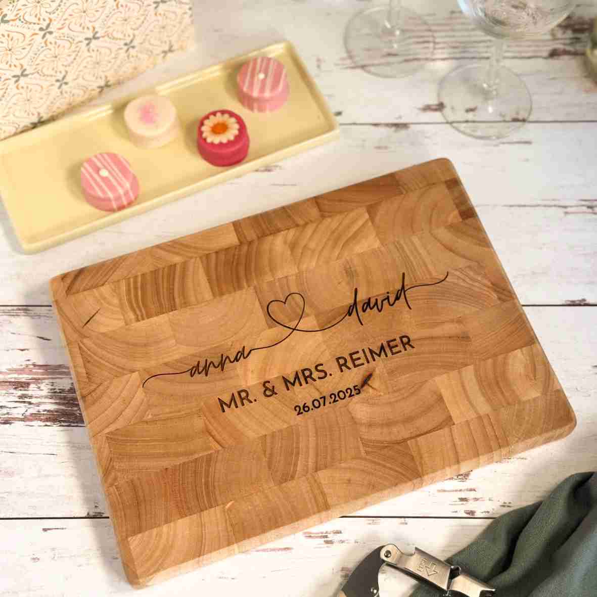 Graviertes Stirnholz-Schneidebrett mit Herz & Namen – personalisiert