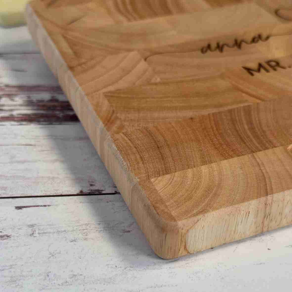 Graviertes Stirnholz-Schneidebrett mit Herz & Namen – personalisiert
