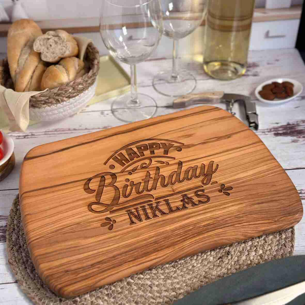 Personalisiertes Schneidebrett Olive Happy Birthday.