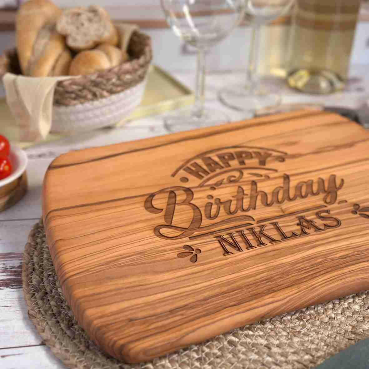 Personalisiertes Schneidebrett Olive Happy Birthday.