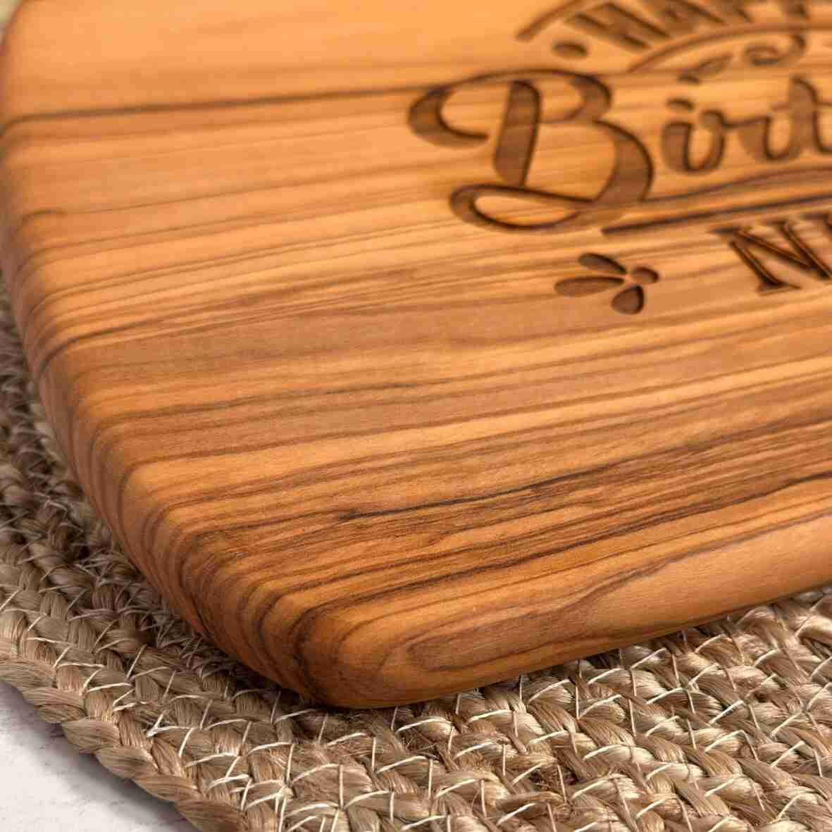Personalisiertes Schneidebrett Olive Happy Birthday.