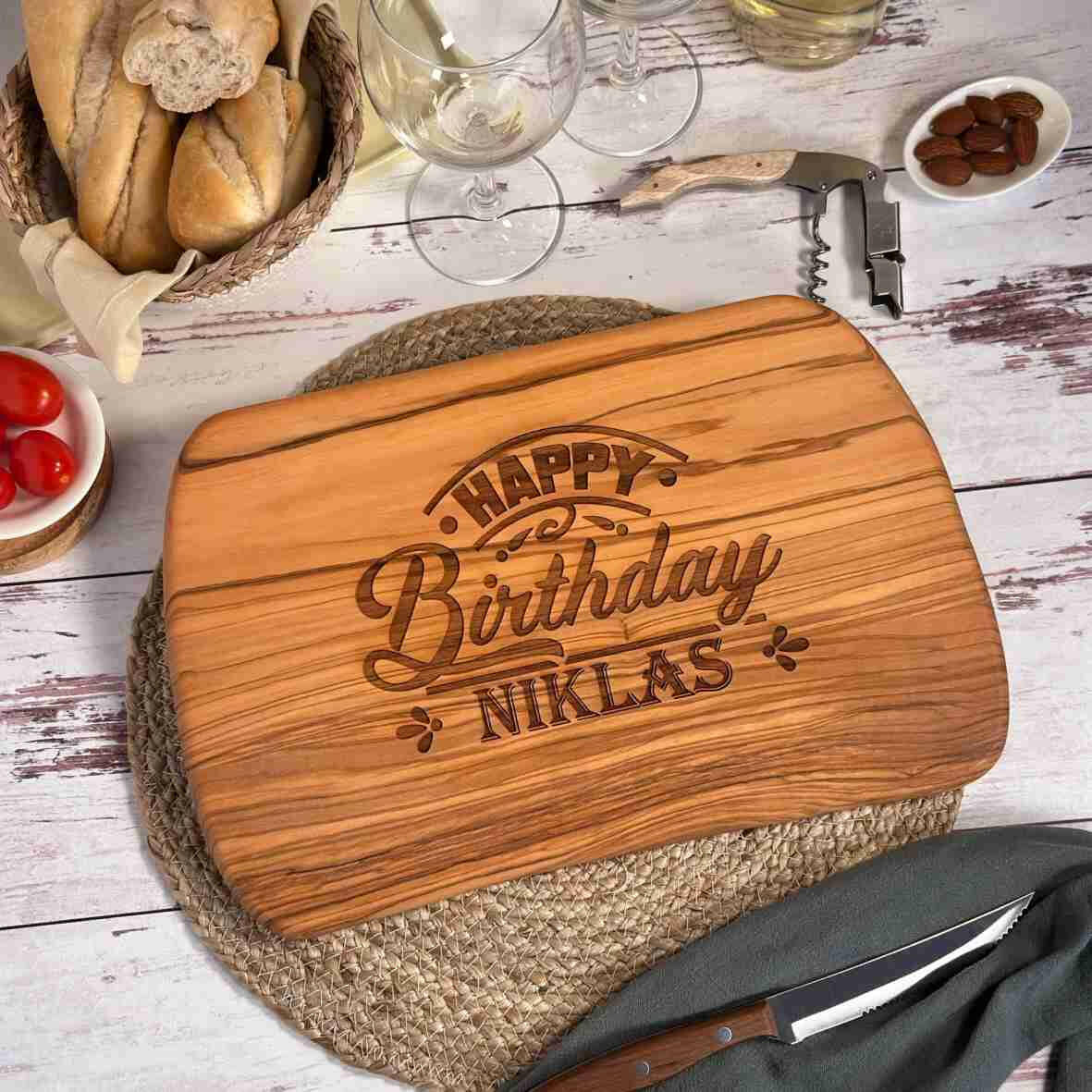 Personalisiertes Schneidebrett Olive Happy Birthday.