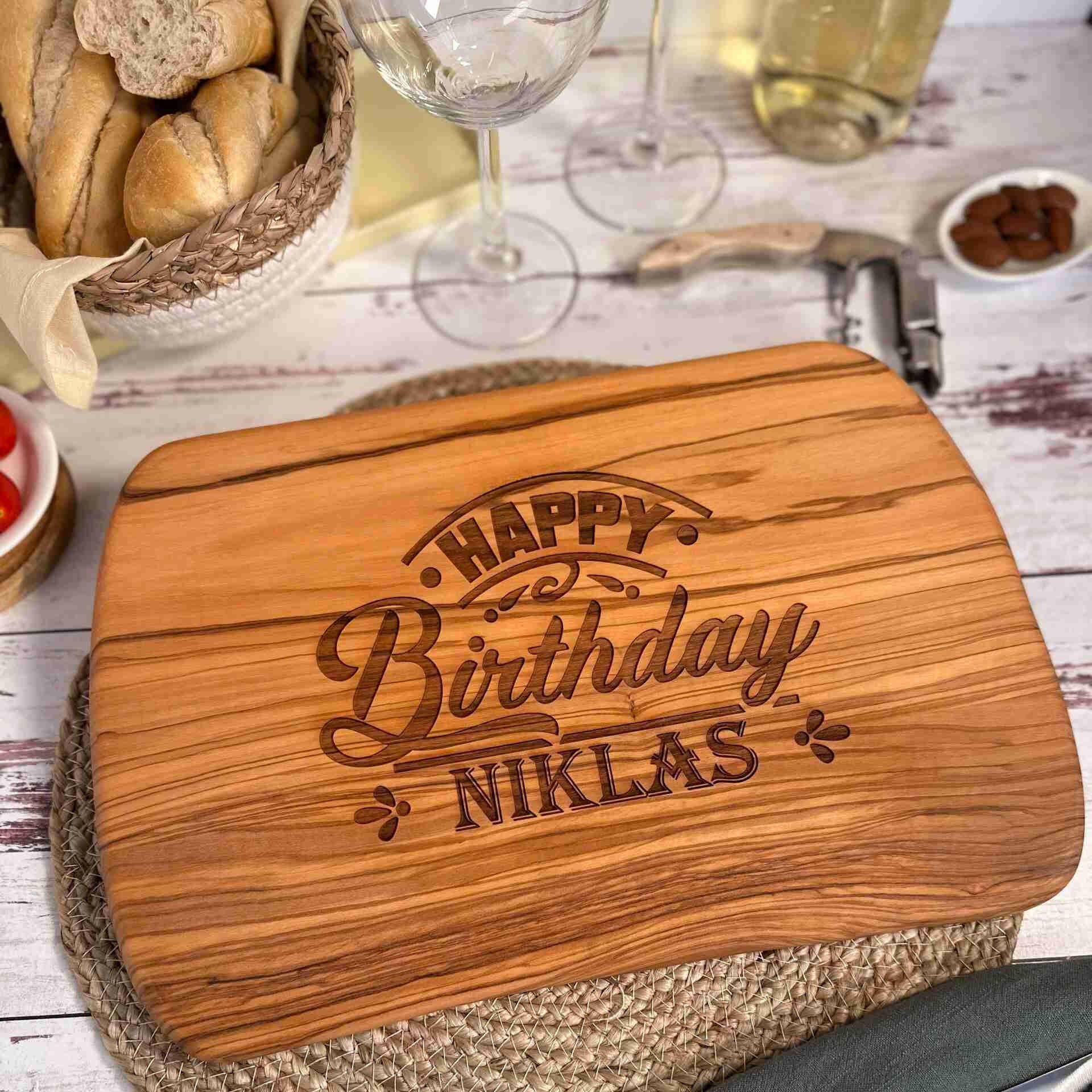 Personalisiertes Schneidebrett Olive Happy Birthday.