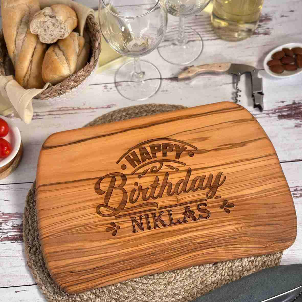 Personalisiertes Schneidebrett Olive Happy Birthday.