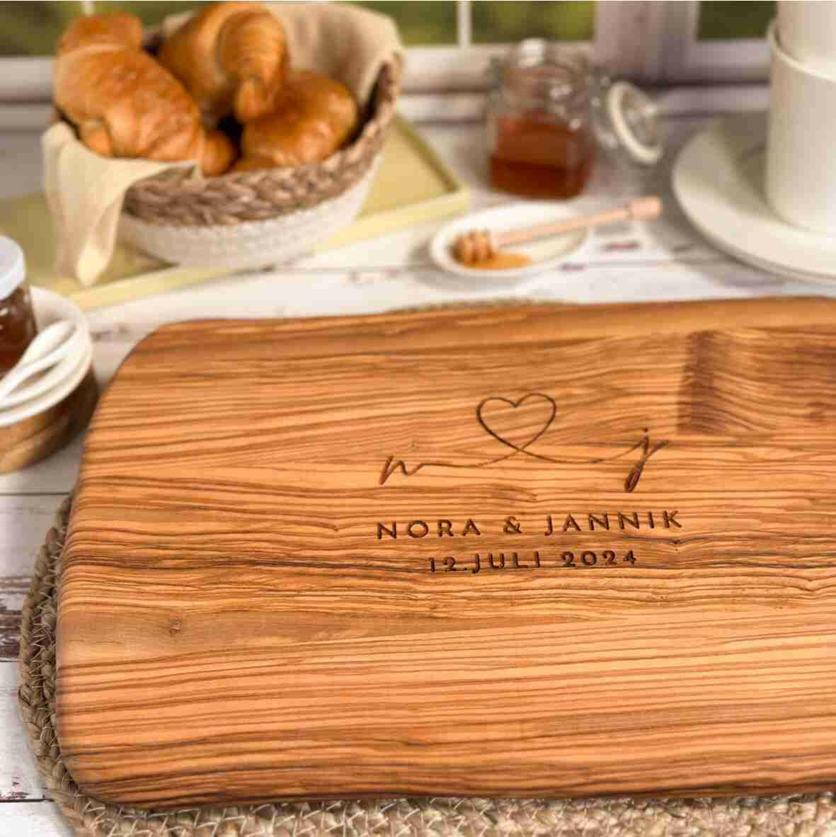Personalisiertes Schneidebrett Olive Herz Initialen.
