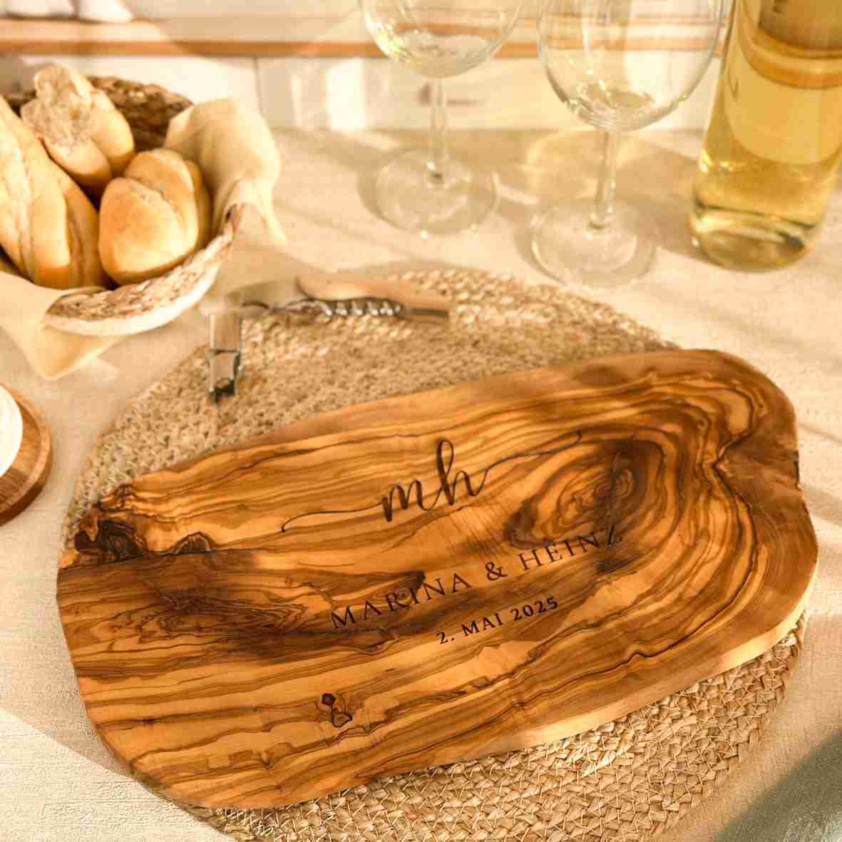 Graviertes Olivenholzbrett mit Initialen, Namen „Marina & Heinz“ und Datum „2. Mai 2025“ – personalisiertes Geschenk zur Hochzeit oder Einweihung.