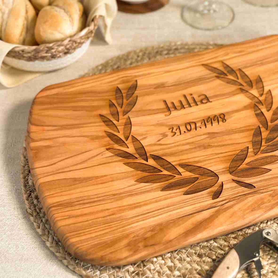 Schneidebrett Olivenholz Lorbeer – personalisiert