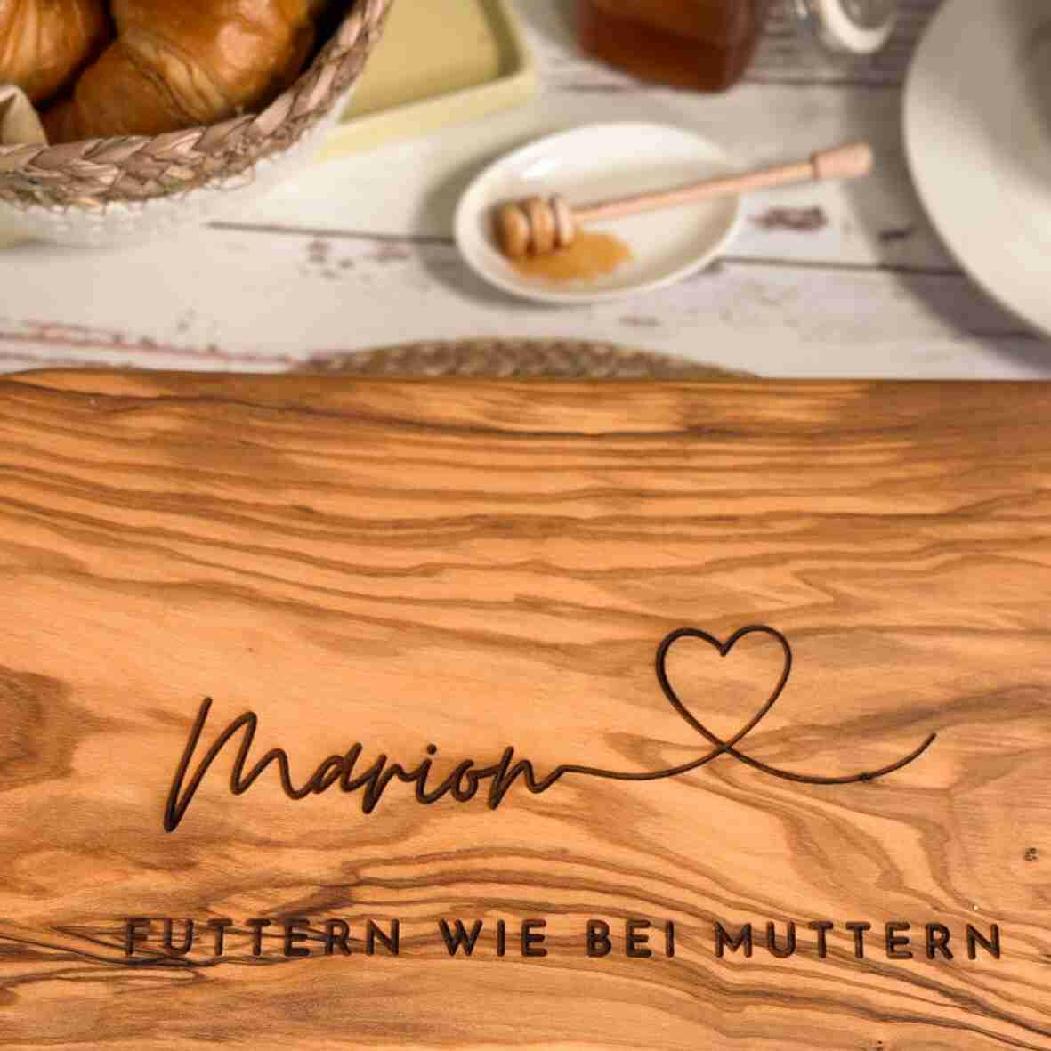Personalisiertes Schneidebrett Olive Name, Herz und Spruch.