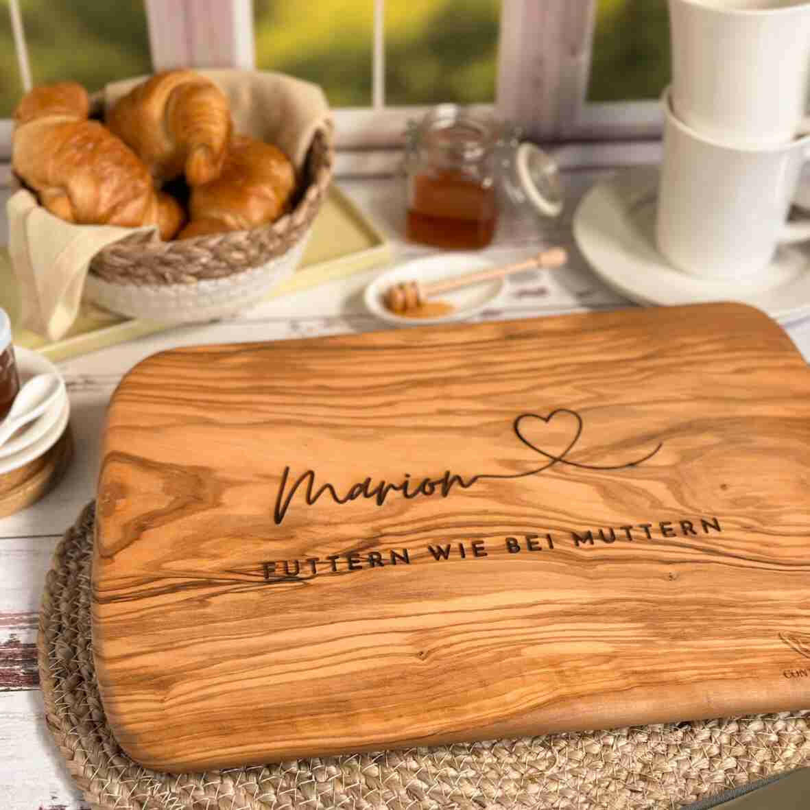 Personalisiertes Schneidebrett Olive Name, Herz und Spruch.