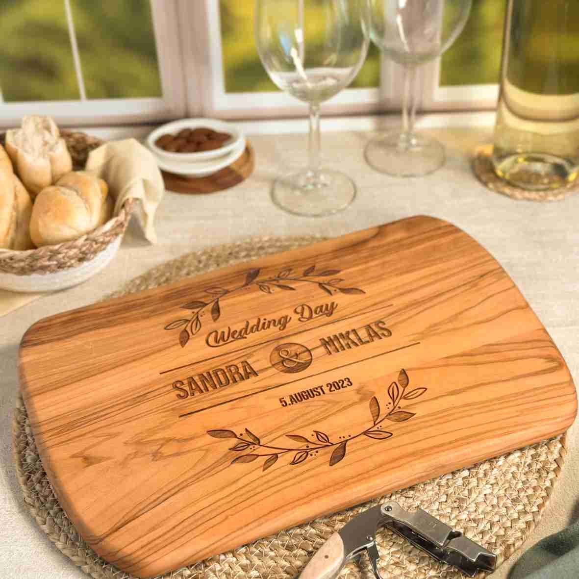 Schneidebrett Olivenholz Hochzeit – personalisiert