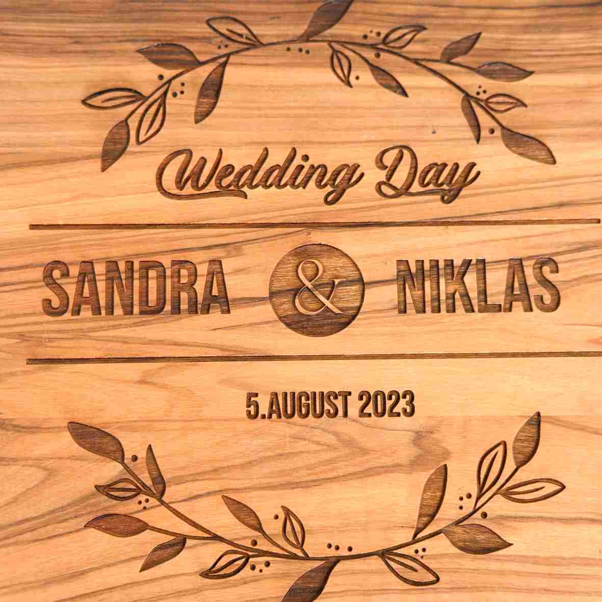 Schneidebrett Olivenholz Hochzeit – personalisiert