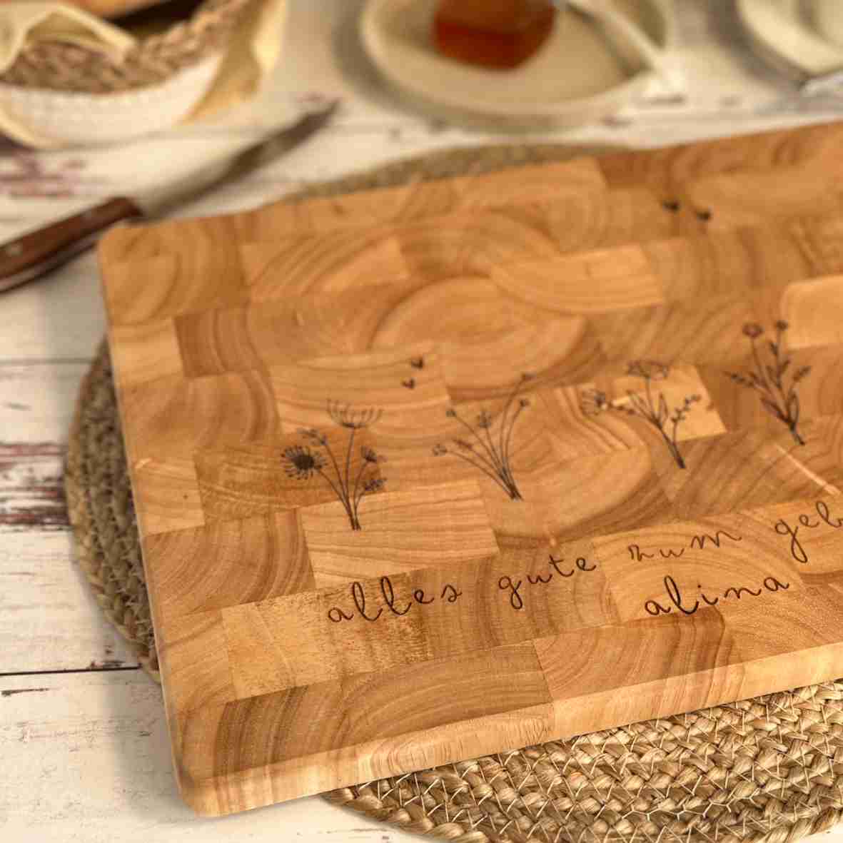 Graviertes Schneidebrett mit Blumen