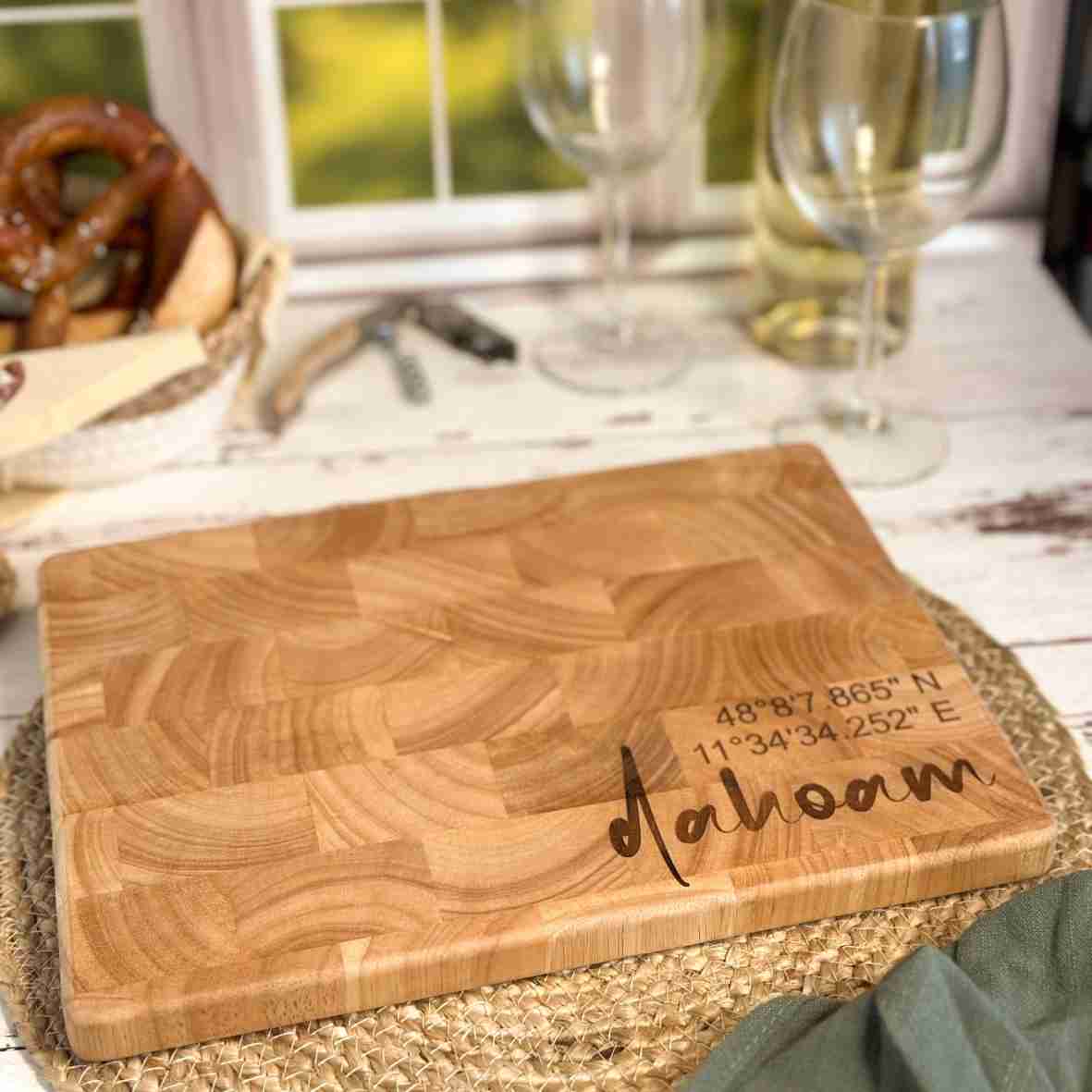 Personalisiertes Stirnholz Schneidebrett Dahoam mit Koordinaten