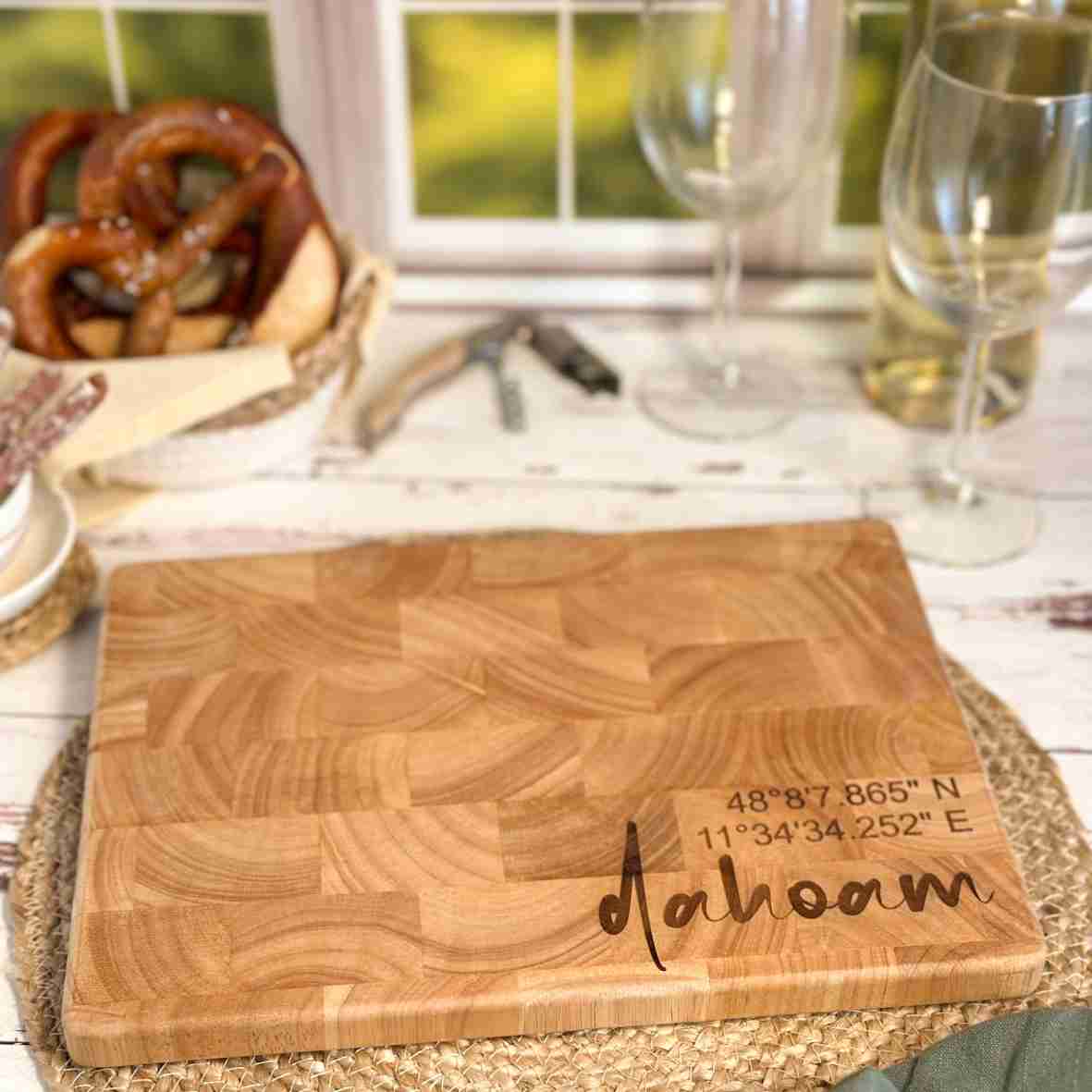 Personalisiertes Stirnholz Schneidebrett Dahoam mit Koordinaten