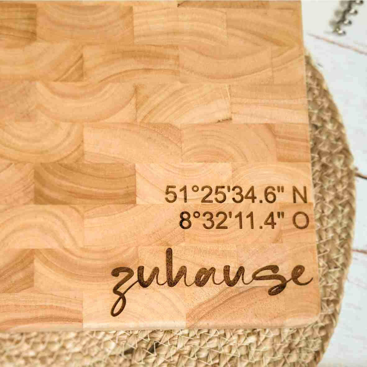 Personalisiertes Schneidebrett Stirnholz zuhause und GPS-Koordinaten.